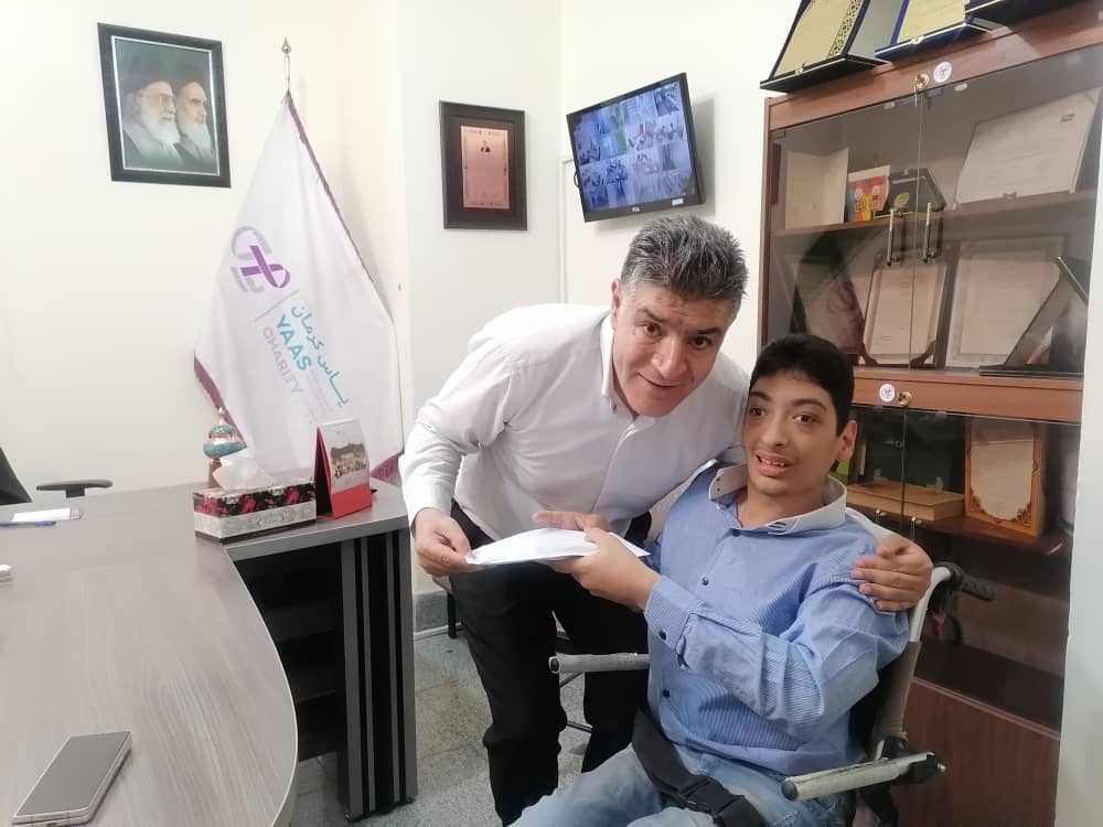 کودک توان‌یاب کرمانی، ۲۰۰ میلیون تومان به بیماران انجمن یاس کرمان اهدا کرد